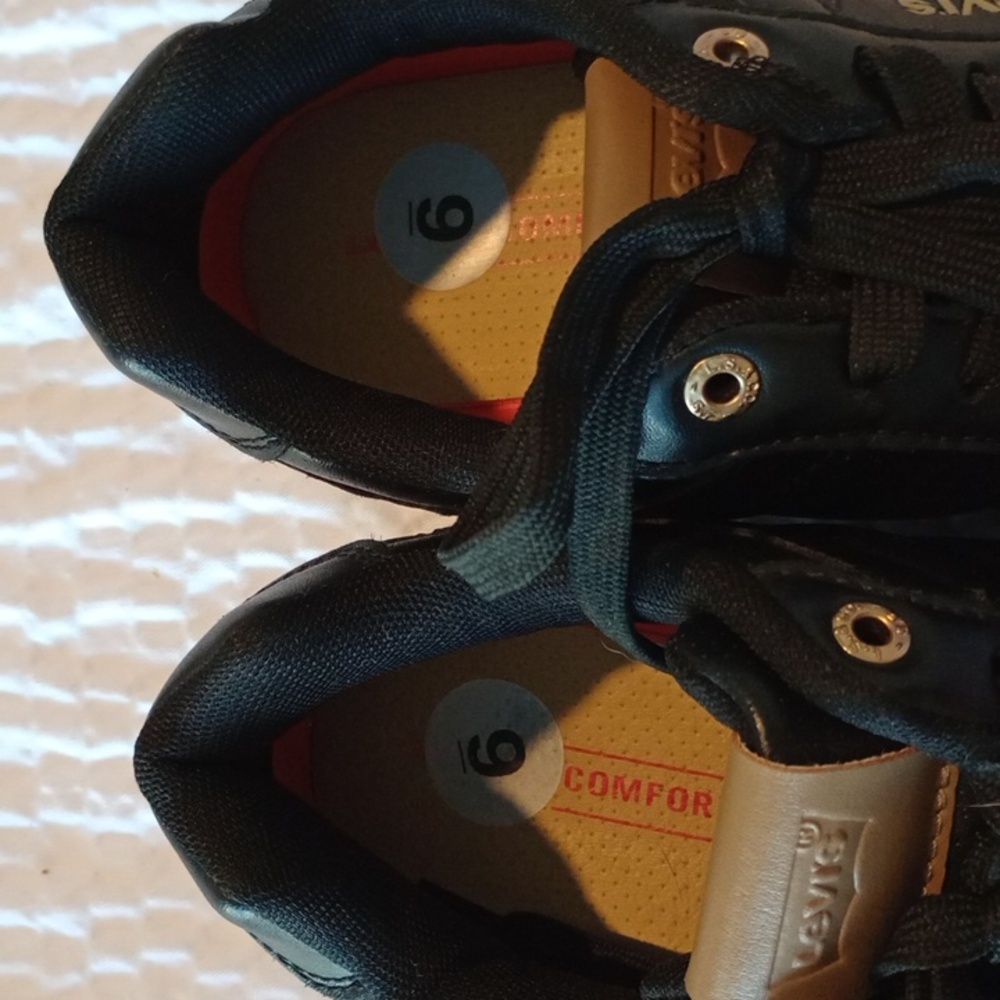 Levi's shoes - Picture 2 of 4
